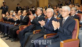 박수치는 천대엽 법원행정처장과 내빈들