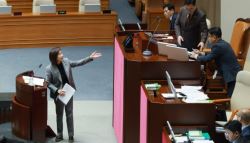 국회 본회의, 정회 2시간만에 재개