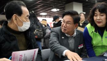 구직 어르신과 대화하는 박강수 마포구청장