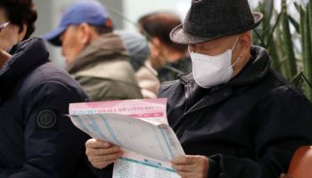 일자리 안내문 살펴보는 구직 어르신