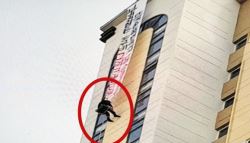 20층 외벽에 매달려 소리친 남성…목숨 걸고 일해, 2.3억 달라