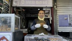 하루 1만원씩…365만원 모아 기부한 ‘붕어빵 아저씨'