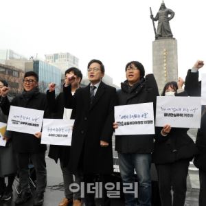 [포토] 지지자들과 기념촬영하는 박주민 의원                                                                                                                                                              