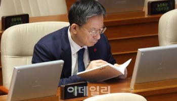 '책 읽는 정성호 장관'