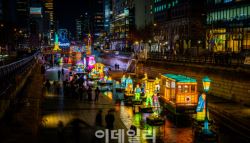 서울 겨울밤 수놓은 '빛의 향연'…청계천 ‘빛초롱축제’ 현장 가보니