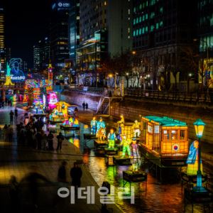 서울 겨울밤 수놓은 '빛의 향연'…청계천 ‘빛초롱축제’ 현장 가보니