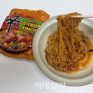 불닭 잡는다? 신라면 신무기 '김치볶음면'…해외서 통할까[먹어보고서]