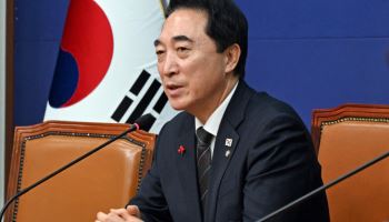 기자간담회하는 박수현 더불어민주당 수석대변인