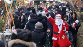 '크리스마스 마켓'에 온 산타클로스