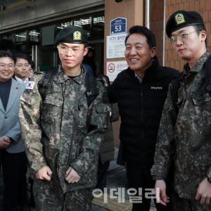 [포토] 장병들과 기념촬영하는 오세훈 서울시장                                                                                                                                                            