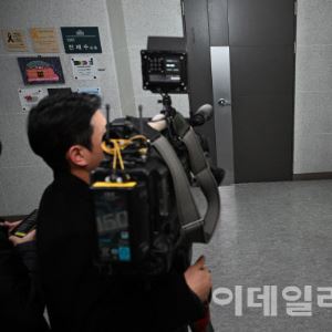 [포토]전재수 의원실 앞에서 대기중인 취재진                                                                                                                                                              