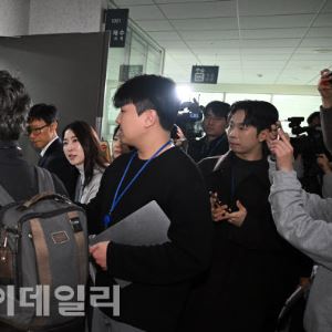 [포토]취재진 질의 받으며 전재수 의원실 압수수색 들어가는 경찰                                                                                                                                           