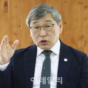 “교권은 보호가 아닌 존중대상…순직 교사 추모 공간 검토”