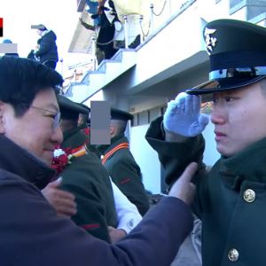 '박정희 장손' 해병대 수료식서 눈물의 경례...장군상 수상