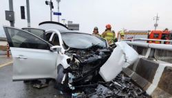 20대 몰던 승용차, 가드레일에 '쾅!'…3명 사망·1명 중상