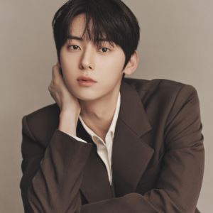 황민현, 군 복무 마치고 팬들 곁으로… "카메라 앞 어색해"