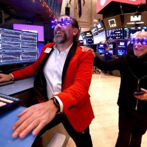 무역전쟁·AI 거품 우려에도 글로벌 증시 웃었다…‘3년 연속 두 자릿수 랠리’