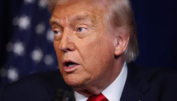 트럼프 대통령 “中 통제 기업이 안보 훼손”…반도체기업 M&A 제동