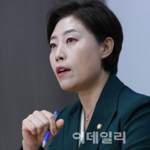 '현지누나 우리도 챙겨줘요’의 주인공…野서지영의 백드롭 정치