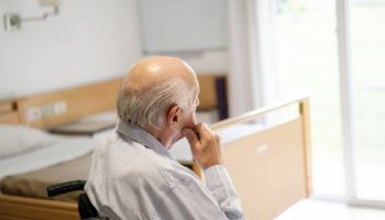 귀 안 들린다고 방치 마라…"치매 40% 예방 가능하다"