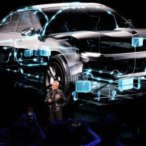 'FSD vs 알파마요'…110억km 격차, 따라잡을 방법 있나