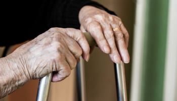 "딸 가진 부모, 아들 부모보다 치매 덜 걸린다?"…이유 보니