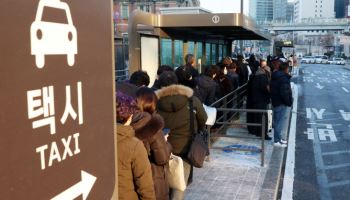 서울 버스 멈추자 새벽 5시부터 '택시 대란'…관심도 평시 6배 폭증