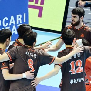 OK저축은행, 선두 대한항공에 풀세트 역전승...대한항공 4연패 수렁