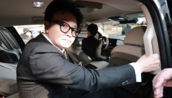 기습 ‘제명'된 한동훈 ‘비장한 표정으로 기자회견에 나서'
