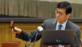 올해 첫 금통위, 환율·집값에 묶인 금리…언제 움직일까