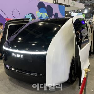 '핸들' 없는 자율주행차, AI 정박 요트…CES 이색 탈 거리