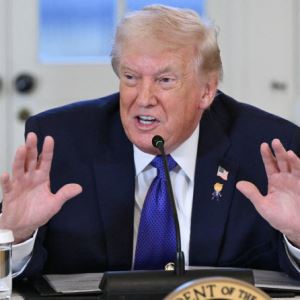 트럼프 "이란서 사형 중단"…국제유가 급락 전환