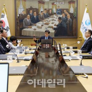 [포토]한은 금통위, 5연속 기준금리 동결 결정…2.5% 유지                                                                                                                                                  