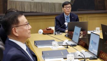금통위 "물가상승률 점차 안정될 것…고환율 상방 리스크"