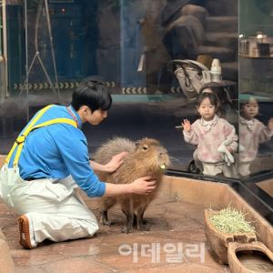“왕 크니까 왕 귀엽다”…‘카피바라’ 롯데월드 아쿠아리움서 만나요 [여행]
