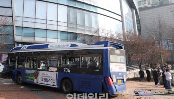 서대문역 농협 본사 버스 돌진…부상자 13명 확인
