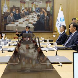 엇갈리는 금리경로 전망…역대 최장 '금리 동결기'로 이어질까