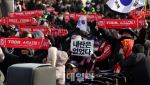 `尹 징역 5년` 선고에 법원 앞 지지자들 눈물…"끝까지 싸워야"