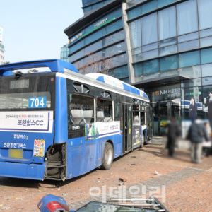 "일단 차를 세워야 했다"...'서대문 인도 돌진' 버스 기사가 한 말