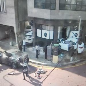 "길 가던 10살 두 다리 부러져"...60대 운전자, 추돌 뒤 인도 돌진