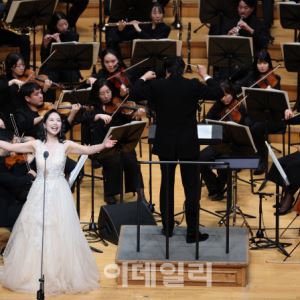 [포토]'소프라노 이윤정이 선사한 찬란한 왈츠'