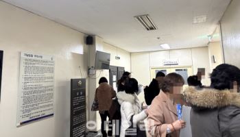 고금리에 흔들리는 '영끌족'…법원 경매장은 `북적`