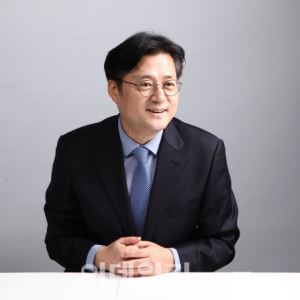 홍익표 靑 신임 정무수석 “대통령 철학 실현하며 국민 마음 하나로”