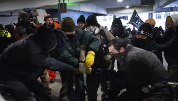 美미네소타에 軍투입 준비…"과잉 진압은 시위대 탓"