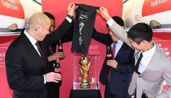 메시가 들었던...'귀하신 몸' 월드컵 진품 트로피가 또 한번 한국에 [트로피 투어의 경제학]
