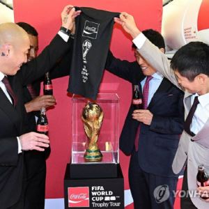 메시가 들었던...'귀하신 몸' 월드컵 진품 트로피가 또 한번 한국에 [트로피 투어의 경제학]