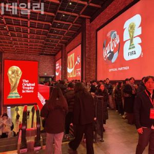 "6kg 순금 보러 왔다"... 용산 뒤덮은 붉은 물결, 월드컵 트로피 '오픈런'[르포]