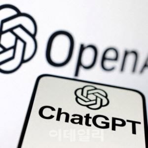 오픈AI, 올 하반기 첫 AI 하드웨어 출시…"애플과 경쟁"[모닝폰]