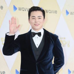 '거미♥' 조정석, 유튜브 잠정 중단…"둘째 육아 집중" 자필 편지