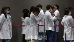 "면허 취소 후 분식집 하다 숨진 의사"...의사회 분노, 왜?